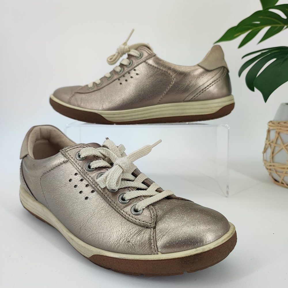 ECCO Women's Chase II Tie in Moon Gold Metallic  Sneaker Size 38EU/7US